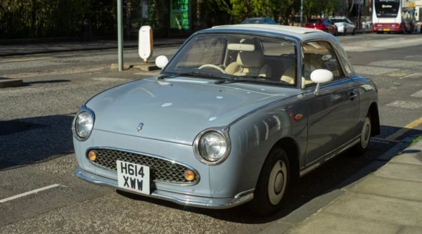 На пръв поглед би било лесно да се предположи, че Nissan Figaro е продукт от 60-те или 70-те години на миналия век, но всъщност за първи път колата влиза в производство през 1991 г. Той е проектиран за японския пазар като, със стил, който е силно вдъхновен от kei автомобилите от 60-те години. Той е базиран на механиката на популярния хечбек Micra, но включва редица премиум екстри, включително кожени седалки, специално проектиран CD плейър и климатик. Дизайнерът Шоджи Такахаши е вдъхновен отчасти от часовниците Swatch, чиито двуцветни цветови схеми са вдъхновили опциите за боядисване на Figaro.
Оригиналната концепция Figaro дебютира на автомобилното изложение в Токио през 1989 г., като производството продължава само две години между 1991 и 1992 г. Освен че става популярен в Япония, Figaro придобива култов статут по целия свят, особено в Обединеното кралство, където са внесени над 2500 бройки, приблизително 10% от цялата световна продукция на модела.
